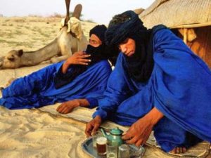 tuareg nel deserto che bevono thè